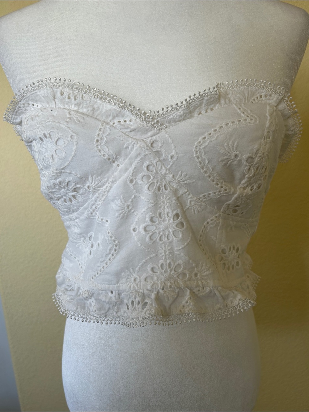 DO+BE White Eyelet Strapless Cropped Top